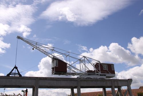 吊車(chē)未動(dòng)先翻，室外裝飾裝潢工程遭遇意外挑戰(zhàn)